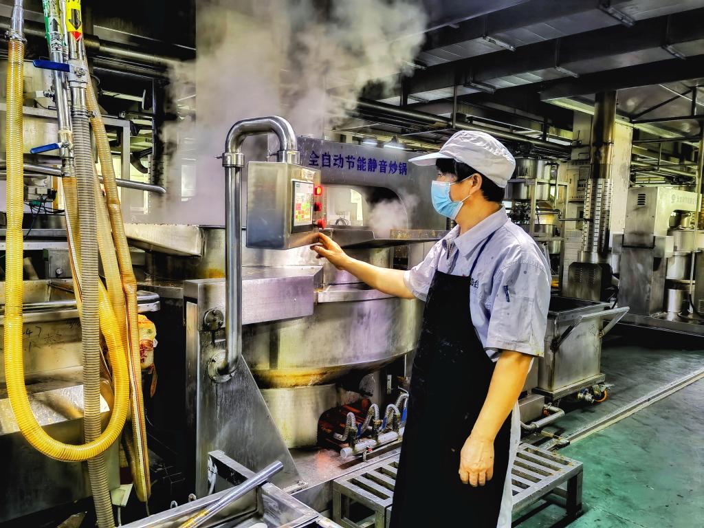 狂开600店年入28亿！重庆杀出个火锅黑马彻底封神了！(图1)